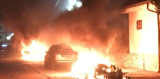 Tre auto in fiamme in viale Salapia durante la notte