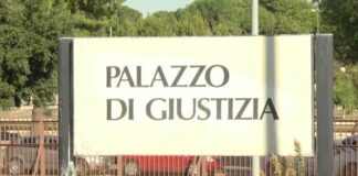 Aggredirono guardiano del parcheggio per estorcere denaro: due arresti