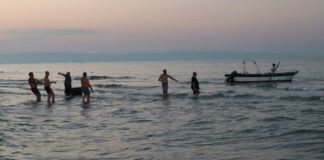 La suggestiva rievocazione della pesca a sciabica emoziona turisti e residenti
