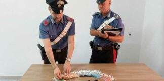 Vendeva droga tra gli stabilimenti balneari a bordo del suo scooter: arrestato 46enne