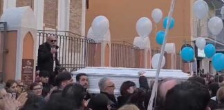 Un fiume di gente per l’ultimo saluto al giovane Angelo Spina
