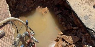 Rottura condotta idrica in via Galileo Galilei: operatori a lavoro