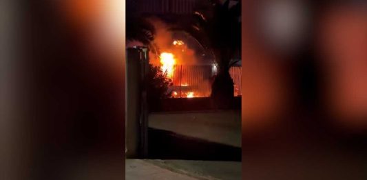 Misterioso incendio nella notte a Margherita: auto distrutta dalle fiamme